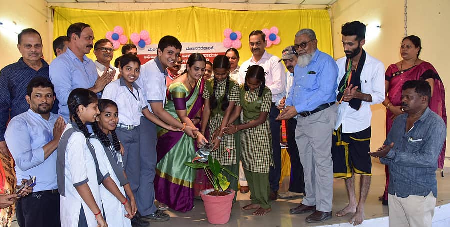 ಮಂಗಳೂರಿನ ಎನ್ಜಿಒ ಹಾಲ್ನಲ್ಲಿ ಶುಕ್ರವಾರ ಆಯೋಜಿಸಿದ್ದ ಅಧಿಕಾರಿಗಳೊಂದಿಗೆ ಮಕ್ಕಳ ಮುಖಾಮುಖಿ ಸಂವಾದ ಕಾರ್ಯಕ್ರಮವನ್ನು ಪಾಲಿಕೆಯ ಉಪ ಆಯುಕ್ತ ಗಾಯತ್ರಿ ನಾಯಕ್ ಉದ್ಘಾಟಿಸಿದರು. ಪ್ರಜಾವಾಣಿ ಚಿತ್ರ