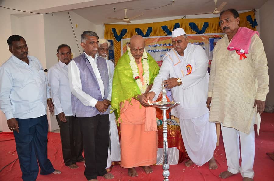 ಕಲಬುರ್ಗಿಯ ಇಂಚಗೇರಿ ಶಾಖಾ ಮಠದಲ್ಲಿ ಶುಕ್ರವಾರ ಸರ್ವಧರ್ಮ ಸಮಾವೇಶವನ್ನು ರೇವಣಸಿದ್ದೇಶ್ವರ ಮಹಾರಾಜರು ಉದ್ಘಾಟಿಸಿದರು