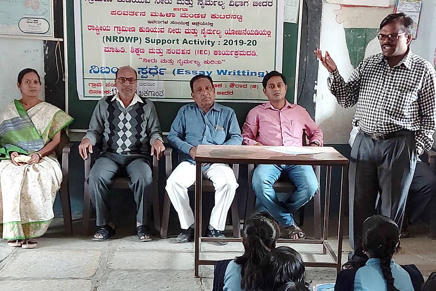 ಕಮಲನಗರ ತಾಲ್ಲೂಕಿನ ಖತಗಾಂವ ಸರ್ಕಾರಿ ಪ್ರಾಥಮಿಕ ಶಾಲೆಯಲ್ಲಿ ಶುಕ್ರವಾರ ನಡೆದ ನೀರು ಮತ್ತು ನೈರ್ಮಲ್ಯ ಜಾಗೃತಿ ಕಾರ್ಯಕ್ರಮದಲ್ಲಿ ಕಸಾಪ ತಾಲೂಕು ಅಧ್ಯಕ್ಷ ಪ್ರಶಾಂತ ಮಠಪತಿ ಮಾತನಾಡಿದರು