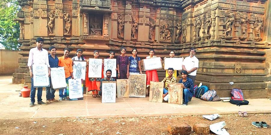 ಹುಮನಾಬಾದ್ನ ಜಲಸಂಗಿ ಗ್ರಾಮದ ಚಾಲುಕ್ಯರ ಕಾಲದ ಮಹಾದೇವ ಮಂದಿರದಲ್ಲಿ ಈಚೆಗೆ ನಡೆದ ವನಮಹೋತ್ಸವ ಕಾರ್ಯಕ್ರಮಲ್ಲಿ ವೀರಭದ್ರೇಶ್ವರ ಚಿತ್ರಕಲಾ ಮಹಾವಿದ್ಯಾಲಯ ವಿದ್ಯಾರ್ಥಿಗಳು ಚಿತ್ರಕಲಾ ಕೃತಿಗಳನ್ನು ಬಿಡಿಸಿದರು