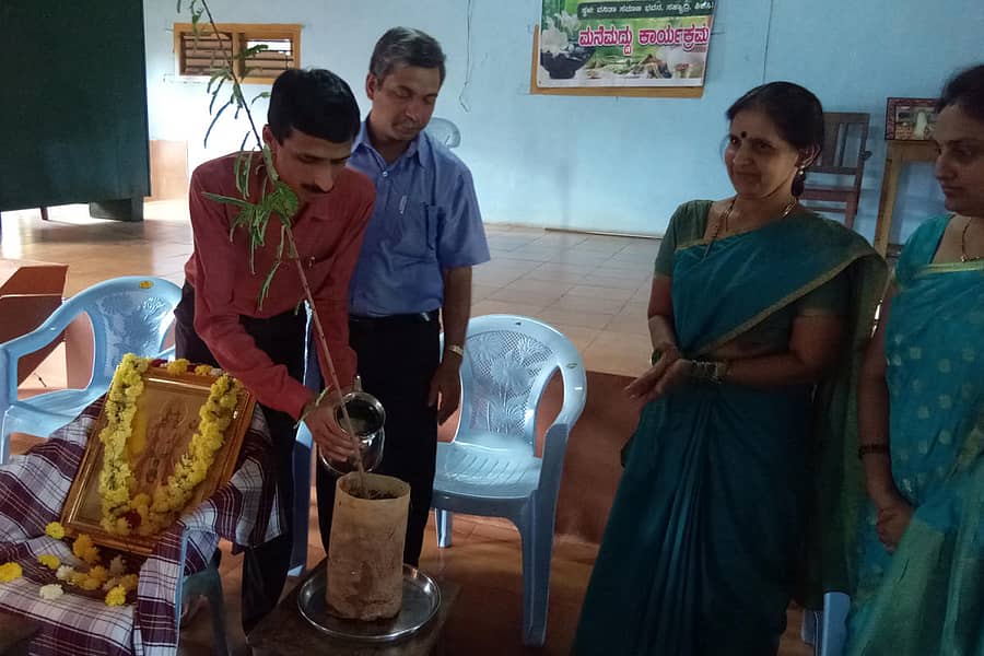 ಶಿರಸಿಯಲ್ಲಿ ನಡೆದ ಮನೆಮದ್ದು ಕಾರ್ಯಾಗಾರದಲ್ಲಿ ಡಾ.ವಿನಾಯಕ ಹೆಬ್ಬಾರ್ ಗಿಡಕ್ಕೆ ನೀರೆರೆದರು