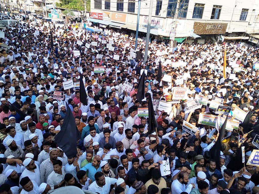 ಪೌರತ್ವ (ತಿದ್ದುಪಡಿ) ಮಸೂದೆ ಖಂಡಿಸಿ ಕಲಬುರ್ಗಿಯಲ್ಲಿ ಶುಕ್ರವಾರ ‍ಪೀಪಲ್ಸ್ ಫೋರಂ ಗುಲಬರ್ಗಾ ಕಾರ್ಯಕರ್ತರು ಬೃಹತ್‌ ಪ್ರತಿಭಟನೆ ನಡೆಸಿದರು