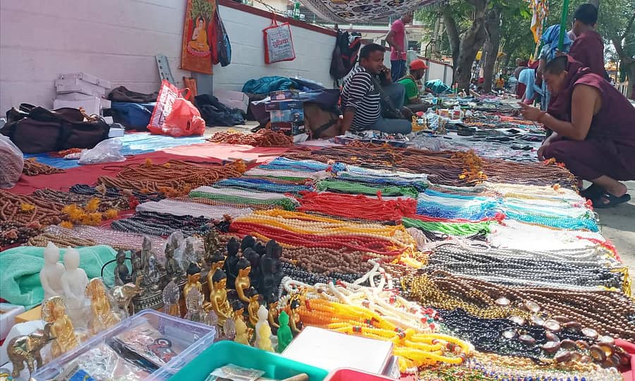 ಮುಂಡಗೋಡದ ಡ್ರೆಪುಂಗ್ ಲಾಚಿ ಬೌದ್ಧ ಮಂದಿರದ ರಸ್ತೆ ಬದಿಯಲ್ಲಿ ಧಾರ್ಮಿಕ ಪರಿಕರಗಳ ಅಂಗಡಿ ತೆರೆದಿರುವುದು