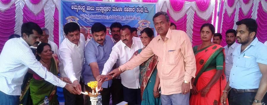 ಅಮ್ಮಸಂದ್ರ ಡೇರಿ ಕಟ್ಟಡ ಉದ್ಘಾಟನಾ ಸಮಾರಂಭವನ್ನು ತುಮುಲ್ ಅಧ್ಯಕ್ಷ ಸಿ.ವಿ.ಮಹಾಲಿಂಗಯ್ಯ ಉದ್ಘಾಟಿಸಿದರು.