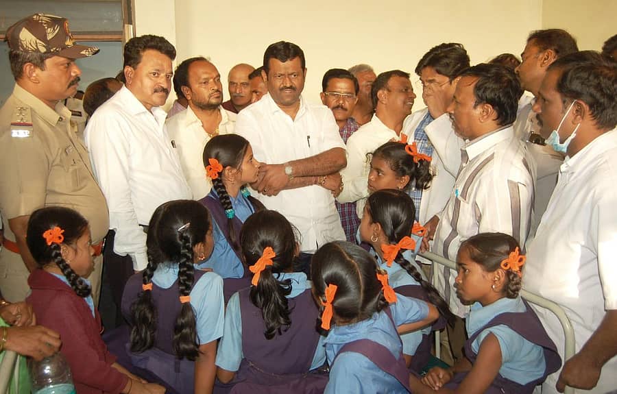 ಕಿಮ್ಸ್ಗೆ ದಾಖಲಾದ ವಿದ್ಯಾರ್ಥಿಗಳ ಆರೋಗ್ಯವನ್ನು ಶಾಸಕ ಶಂಕರಪಾಟೀಲ ಮುನೇನಕೊಪ್ಪ ವಿಚಾರಿಸಿದರು /ಪ್ರಜಾವಾಣಿ ಚಿತ್ರ