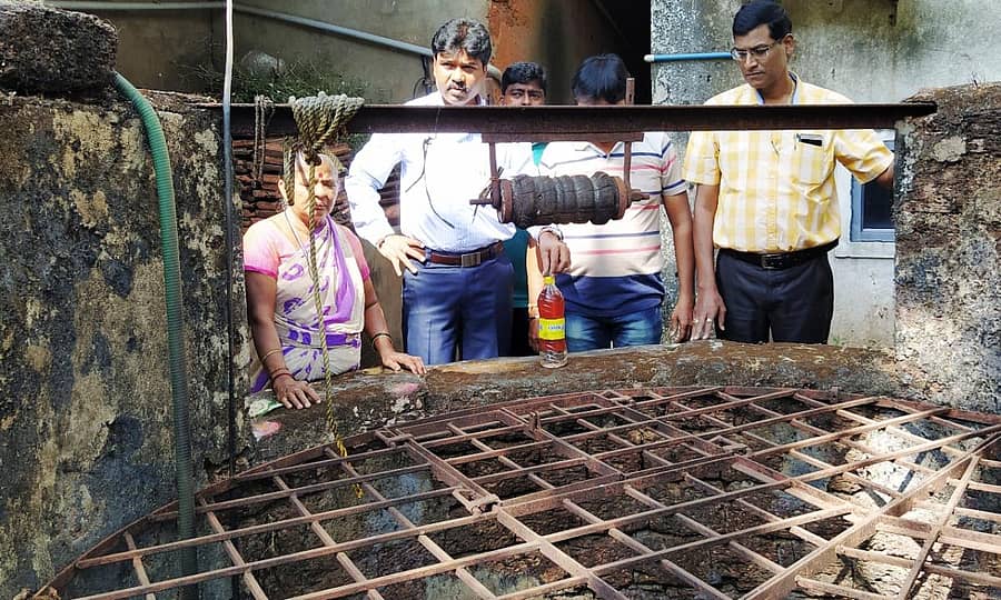 ಅಂಕೋಲಾದ ಬಾವಿಯಲ್ಲಿ ಪೆಟ್ರೋಲ್ ಸೇರಿದ್ದನ್ನು ಪುರಸಭೆ ಮುಖ್ಯಾಧಿಕಾರಿ ಬಿ.ಪ್ರಹ್ಲಾದ್ ಪರಿಶೀಲಿಸಿದರು.