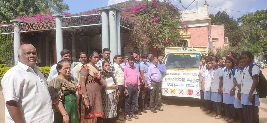 ಕೋಲಾರದಲ್ಲಿ ನಗರಸಭೆಯಿಂದ ಪ್ಲಾಸ್ಟಿಕ್ ಬಳಕೆ ನಿಯಂತ್ರಣ ಹಾಗೂ ತೆರಿಗೆ ಪಾವತಿಸುವ ಕುರಿತು ಶುಕ್ರವಾರ ನಡೆದ ಜಾಗೃತಿ ಜಾಥಾಗೆ ಪೌರಾಯುಕ್ತ ಶ್ರೀಕಾಂತ್ ಚಾಲನೆ ನೀಡಿದರು.