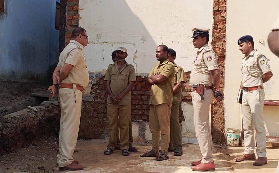 ದಾಂಡೇಲಿಯಲ್ಲಿ ಡಿ.ವೈ.ಎಸ್.ಪಿ ಮೋಹನಪ್ರಸಾದ ನೇತೃತ್ವದಲ್ಲಿ ಪೊಲೀಸರು ಶುಕ್ರವಾರ ಸ್ಥಳಕ್ಕೆ ಭೇಟಿ ನೀಡಿ ಸ್ಥಳ ಪಂಚನಾಮೆ ನಡೆಸಿದರು