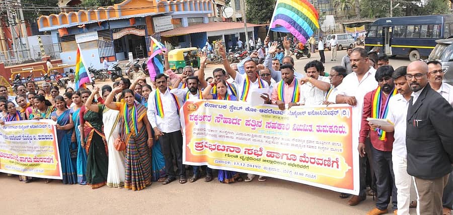 ಜಿಎಸ್ಟಿ ವಿರೋಧಿಸಿ ಕರ್ನಾಟಕ ಸ್ಟೇಟ್ ಕೋ-ಆಪರೇಟಿವ್ ಸೊಸೈಟಿ ಅಸೋಸಿಯೇಷನ್ನಿಂದ ಜಿಲ್ಲಾಧಿಕಾರಿ ಕಚೇರಿ ಮುಂದೆ ಶುಕ್ರವಾರ ಪ್ರತಿಭಟನೆ ನಡೆಸಲಾಯಿತು. (ಎಡಚಿತ್ರ) ಶಿರಾದಲ್ಲಿ ನಡೆದ ಪ್ರತಿಭಟನೆ
