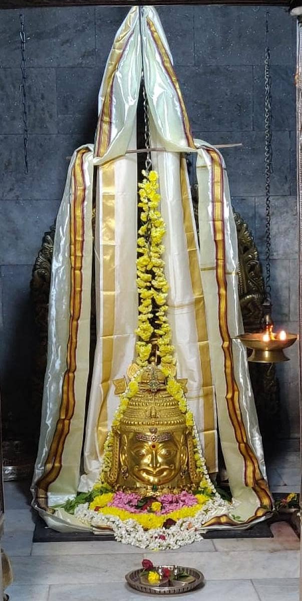 ಹಂಪಿ ವಿರೂಪಾಕ್ಷೇಶ್ವರನಿಗೆ ಶುಕ್ರವಾರ ನವರತ್ನ ಖಚಿತವಾದ ಸುವರ್ಣ ಮುಕುಟ ತೊಡಿಸಿ ಪೂಜೆ ಸಲ್ಲಿಸಲಾಯಿತು