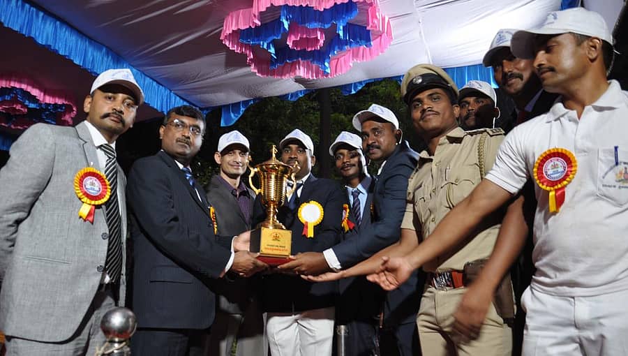 ವಿಜಯಪುರದಲ್ಲಿ ಶುಕ್ರವಾರ ಮುಕ್ತಾಯವಾದ ಜಿಲ್ಲಾ ಪೊಲೀಸ್ ವಾರ್ಷಿಕ ಕ್ರೀಡಾಕೂಟದಲ್ಲಿ ಸಮಗ್ರ ಚಾಂಪಿಯನ್ ಪಟ್ಟ ಮುಡಿಗೇರಿಸಿಕೊಂಡ ಜಿಲ್ಲಾ ಸಶಸ್ತ್ರ ಮೀಸಲು ಪಡೆ (ಡಿಎಆರ್) ತಂಡಕ್ಕೆ ಟ್ರೋಫಿ ವಿತರಿಸಲಾಯಿತು