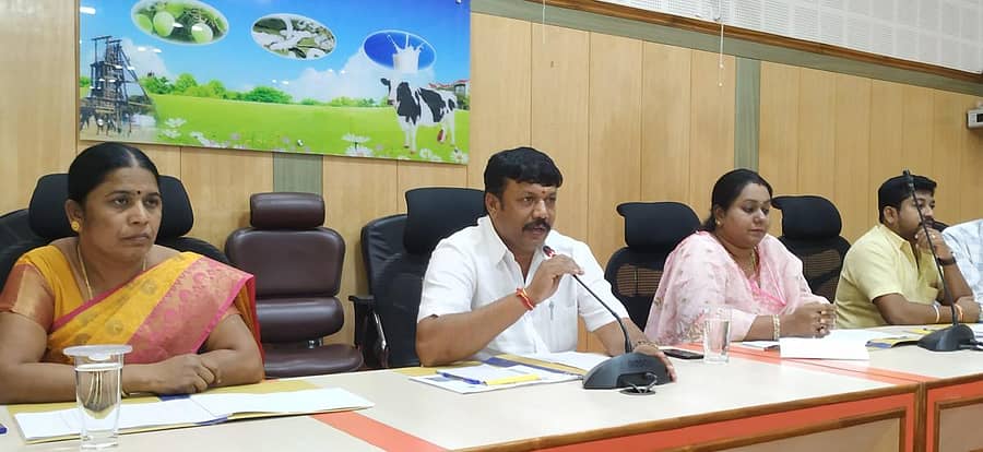 ಕೋಲಾರದಲ್ಲಿ ಶುಕ್ರವಾರ ನಡೆದ ಗ್ರಾ.ಪಂ ಅಧ್ಯಕ್ಷರು ಹಾಗೂ ಪಿಡಿಒಗಳ ಸಭೆಯಲ್ಲಿ ಜಿ.ಪಂ ಅಧ್ಯಕ್ಷ ಸಿ.ಎಸ್.ವೆಂಕಟೇಶ್ ಮಾತನಾಡಿದರು.