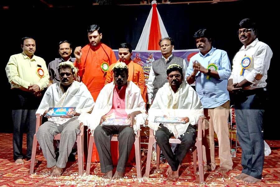 ಹಾವೇರಿಯಲ್ಲಿ ಶುಕ್ರವಾರ ನಡೆದ ಜಮುರಾ ನಾಟಕೋತ್ಸವ ಸಮಾರೋಪ ಸಮಾರಂಭದಲ್ಲಿ ವಿವಿಧ ಕ್ಷೇತ್ರದ ಸಾಧಕರನ್ನು ಸನ್ಮಾನಿಸಲಾಯಿತು