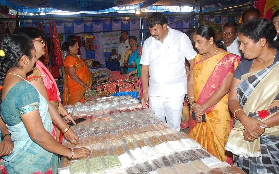 ಕೋಲಾರದಲ್ಲಿ ಶುಕ್ರವಾರ ಸ್ತ್ರೀಶಕ್ತಿ ಸ್ವಸಹಾಯ ಸಂಘಗಳ ಜಿಲ್ಲಾ ಮಟ್ಟದ ಸಮಾವೇಶದಲ್ಲಿ ನಡೆದ ವಸ್ತು ಪ್ರದರ್ಶನವನ್ನು ಜಿಲ್ಲಾ ಪಂಚಾಯಿತಿ ಅಧ್ಯಕ್ಷ ಸಿ.ಎಸ್.ವೆಂಕಟೇಶ್ ಹಾಗೂ ಸದಸ್ಯರು ವೀಕ್ಷಿಸಿದರು.