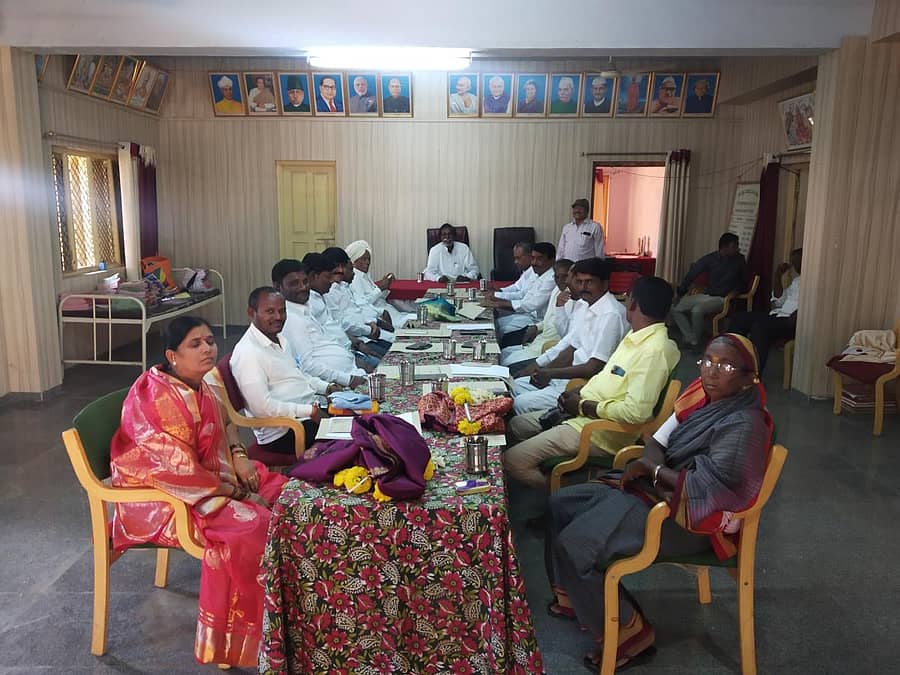 ಸುರಪುರ ಎಪಿಎಂಸಿಯಲ್ಲಿ ಬುಧವಾರ ನಡೆದ ಸಭೆ ಜರುಗಿತು