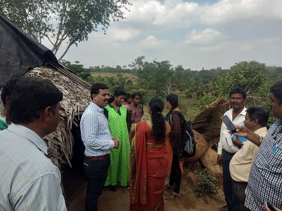 ಇರುಳಿಗರ ದೊಡ್ಡಿ ನಿವಾಸಿಗಳಿಂದ ಮಾಹಿತಿ ಪಡೆಯುತ್ತಿರುವ ಅಧಿಕಾರಿಗಳು