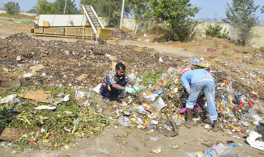 ಯಾದಗಿರಿಯ ಹೊರವಲಯದ ಬಬಲಾದ ಗ್ರಾಮದ ಘನ ತ್ಯಾಜ್ಯ ಘಟಕದಲ್ಲಿ ಹಸಿ ಕಸ ಬೇರ್ಪಡಿಸುವಿಕೆ
