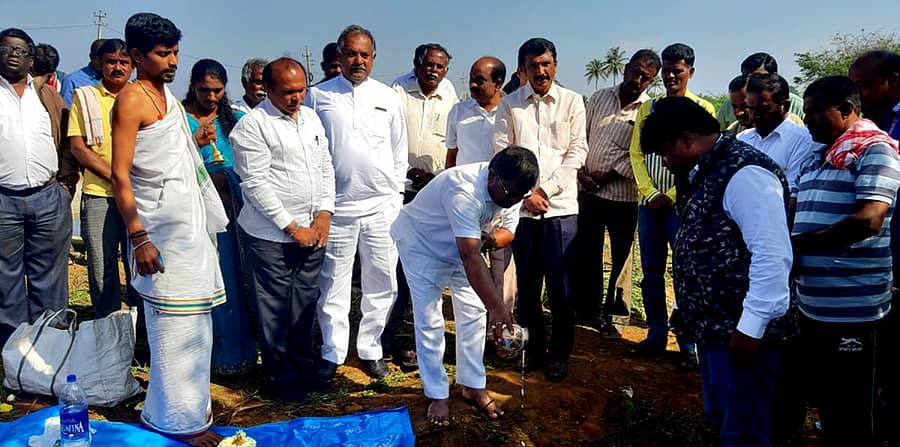 ಚನ್ನರಾಯಪಟ್ಟಣದ ಬೆಟ್ಟಕೋಟೆ ಗ್ರಾ.ಪಂ ವ್ಯಾಪ್ತಿಯ ದೊಡ್ಡಹೊಸಹಳ್ಳಿ ಗ್ರಾಮದಲ್ಲಿ ನೀರಿನ ಸಂಪು ನಿರ್ಮಾಣಕ್ಕೆ ಶಾಸಕ ನಿಸರ್ಗ ನಾರಾಯಣಸ್ವಾಮಿ ಚಾಲನೆ ನೀಡಿದರು