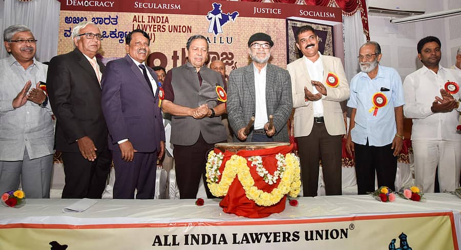 ಮೈಸೂರಿನಲ್ಲಿ ಶನಿವಾರ ಆರಂಭವಾದ ಅಖಿಲ ಭಾರತ ವಕೀಲರ ಒಕ್ಕೂಟದ 8ನೇ ರಾಜ್ಯ ಸಮ್ಮೇಳವನ್ನು ಎಐಎಲ್ಯು ಅಧ್ಯಕ್ಷ ಬಿಕಾಸ್ ರಂಜನ್ ಭಟ್ಟಾಚಾರ್ಯ ಉದ್ಘಾಟಿಸಿದರು. ನಿವೃತ್ತ ನ್ಯಾಯಮೂರ್ತಿ ಸಂತೋಷ್ ಹೆಗ್ಡೆ ಇದ್ದಾರೆ