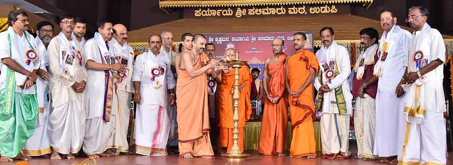 ಕೃಷ್ಣಮಠದ ರಾಜಾಂಗಣದಲ್ಲಿ ಶನಿವಾರ ಆರಂಭವಾದ ತುಳು ಶಿವಳ್ಳಿ ಬ್ರಾಹ್ಮಣರ ಪ್ರಥಮ ವಿಶ್ವ ಸಮ್ಮೇಳನವನ್ನು ಪೇಜಾವರ ಶ್ರೀಗಳು ಉದ್ಘಾಟಿಸಿದರು.