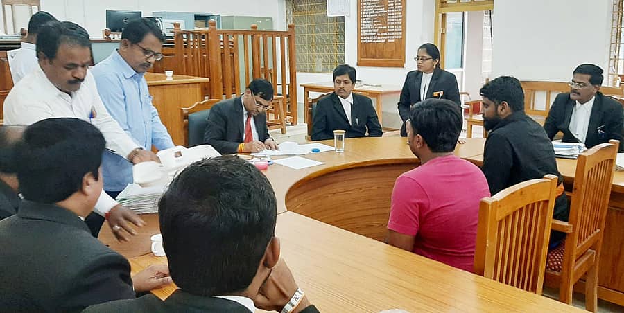 ಚಿತ್ರದುರ್ಗದಲ್ಲಿ ಪ್ರಧಾನ ಜಿಲ್ಲಾ ಮತ್ತು ಸೆಷನ್ಸ್‌ ನ್ಯಾಯಾಧೀಶ ಎಸ್‌.ವೈ. ವಟವಟಿ ನೇತೃತ್ವದಲ್ಲಿ ರಾಷ್ಟ್ರೀಯ ಲೋಕ ಅದಾಲತ್ ನಡೆಯಿತು.