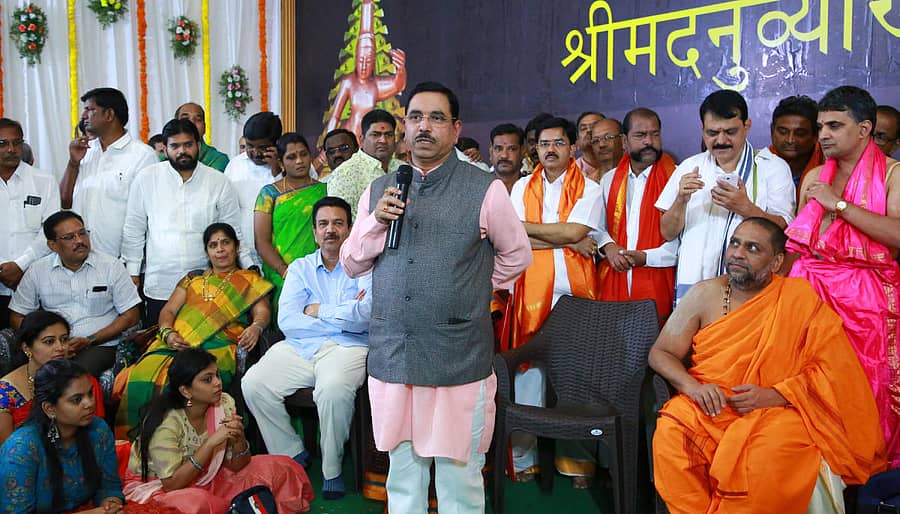 ರಾಯಚೂರಿನ ರಾಘವೇಂದ್ರ ಸ್ವಾಮಿ ಕಲ್ಯಾಣ ಮಂಟಪದಲ್ಲಿ ಶ್ರೀ ಗುರು ಸಾರ್ವಭೌಮ ಸಂಸ್ಕೃತ ವಿದ್ಯಾಪೀಠ ಹಾಗೂ ಮತ್ಸಮೀರಸಮಯ ಸಂವರ್ಧಿನೀ ಸಭೆಯ ವತಿಯಿಂದ ಶನಿವಾರ ಹಮ್ಮಿಕೊಂಡಿದ್ದ ’ಹರಿದಾಸ ಸಾಹಿತ್ಯ’ ಸಮ್ಮೇಳನ ಉದ್ಘಾಟನೆ ಸಮಾರಂಭದಲ್ಲಿ ಕೇಂದ್ರ ಕಲ್ಲಿದ್ದಲು ಮತ್ತು ಗಣಿ ಸಚಿವ ಪ್ರಹ್ಲಾದ ಜೋಶಿ ಮಾತನಾಡಿದರು