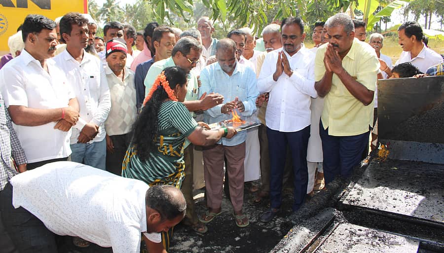 ಮಾಗಡಿ ಮಾರಪ್ಪನ ಪಾಳ್ಯದ ಸಂಪರ್ಕ ರಸ್ತೆ ಡಾಂಬರೀಕರಣಕ್ಕೆ ಶಾಸಕ ಎ.ಮಂಜುನಾಥ ಪೂಜೆ ಸಲ್ಲಿಸಿ ಚಾಲನೆ ನೀಡಿದರು.