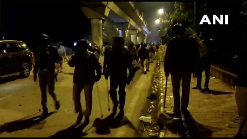 ರಾತ್ರಿ ದೆಹಲಿಯಲ್ಲಿ ಗಸ್ತು ತಿರುಗುತ್ತಿರುವ ಪೊಲೀಸ್ ಸಿಬ್ಬಂದಿ