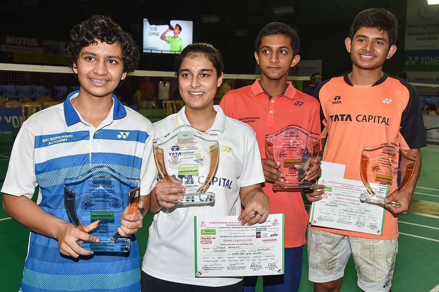 ತಸ್ನಿಂ ಮಿರ್ (ಎಡ)