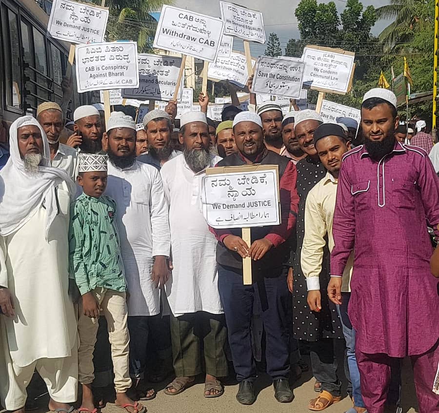 ಮುಸ್ಲಿಮ್‌ ಮುಖಂಡರು ಪ್ರತಿಭಟನೆ ನಡೆಸಿದರು.