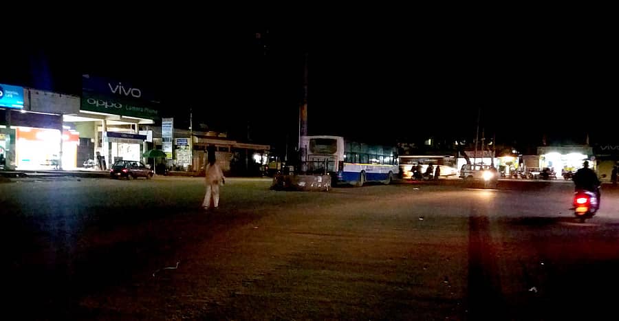 ವಿಜಯಪುರ ಬಸ್ ನಿಲ್ದಾಣದಲ್ಲಿ ರಾತ್ರಿ ವೇಳೆ ಹೈ ಮಾಸ್ಟ್ ದೀಪ ಉರಿಯದ ಕಾರಣ ಜನರು ಕತ್ತಲಲ್ಲಿ ಸಂಚರಿಸುತ್ತಿರುವುದು
