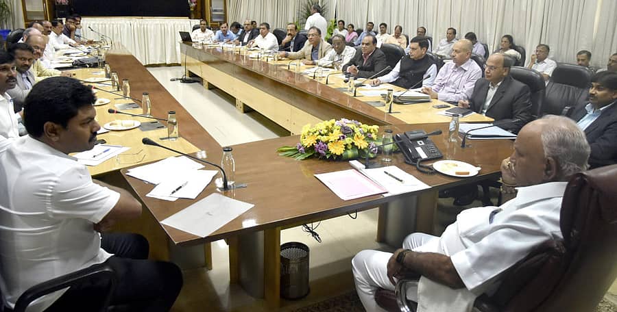 ಶಿವಮೊಗ್ಗ ಜಿಲ್ಲೆ ಅಭಿವೃದ್ಧಿ ಕುರಿತು ಮುಖ್ಯಮಂತ್ರಿ ಬಿ.ಎಸ್. ಯಡಿಯೂರಪ್ಪ ಅವರು ಶನಿವಾರ ನಡೆಸಿದ ಸಭೆಯಲ್ಲಿ ಸಂಸದ ಬಿ.ವೈ. ರಾಘವೇಂದ್ರ, ಜಿಲ್ಲಾಧಿಕಾರಿ ಶಿವಕುಮಾರ್, ಮುಖ್ಯಮಂತ್ರಿ ಕಾರ್ಯದರ್ಶಿ ಸೆಲ್ವಕುಮಾರ್,  ಸರ್ಕಾರದ ಮುಖ್ಯಕಾರ್ಯದರ್ಶಿ ಟಿ.ಎಂ. ವಿಜಯಭಾಸ್ಕರ್, ಮುಖ್ಯಮಂತ್ರಿಗಳ ಹೆಚ್ಚುವರಿ ಕಾರ್ಯದರ್ಶಿ ಪಿ.ರವಿಕುಮಾರ್ ಪಾಲ್ಗೊಂಡಿದ್ದರು