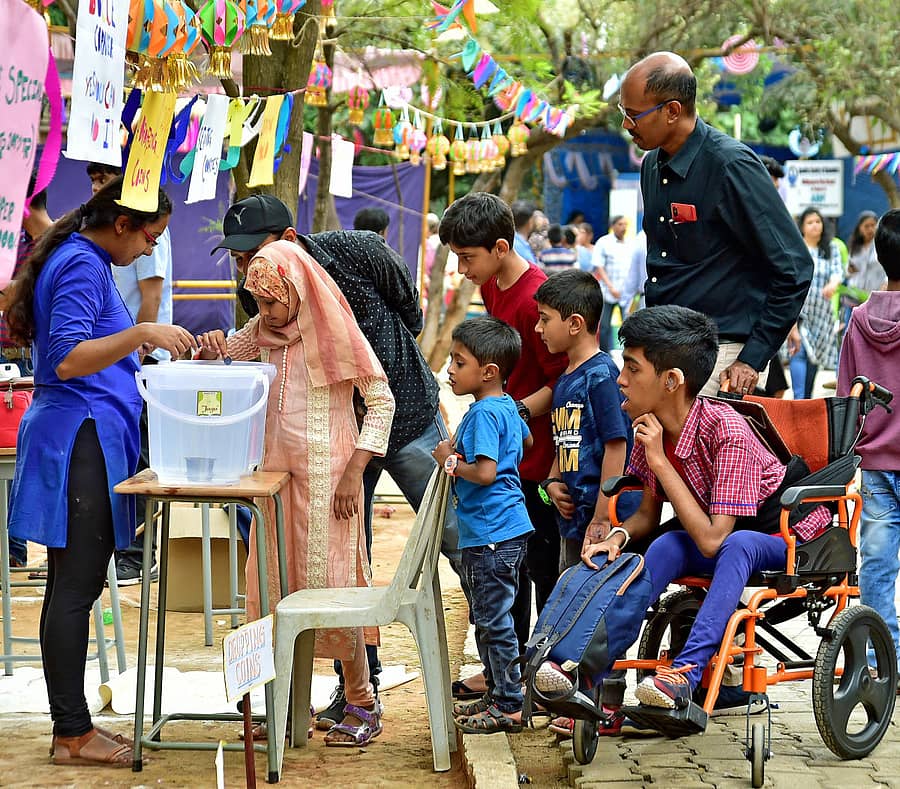 ನಗರದಲ್ಲಿ ಶನಿವಾರ ‘ಸ್ಪಾಸ್ಟಿಕ್ ಸೊಸೈಟಿ ಆಫ್ ಕರ್ನಾಟಕ’ ಆಯೋಜಿಸಿದ್ದ ‘ನರಸ್ನಾಯು ಹಾಗೂ ಬೆಳವಣಿಗೆಯ ದೌರ್ಬಲ್ಯವುಳ್ಳ ಮಕ್ಕಳಿಗಾಗಿ ಚಳಿಗಾಲದ ಸಂತೆ’ ಕಾರ್ಯಕ್ರಮದಲ್ಲಿ ಭಾಗವಹಿಸಿದ್ದ ಪೋಷಕರು ಮತ್ತು ವಿದ್ಯಾರ್ಥಿಗಳು -----   –ಪ್ರಜಾವಾಣಿ ಚಿತ್ರ