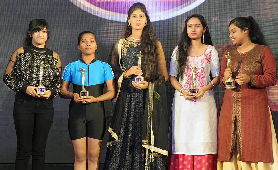 ತಲಾ 20 ಗ್ರಾಂ ಚಿನ್ನದ ನಾಣ್ಯ ವಿಜೇತರಾದ ದೀಕ್ಷಾ ಎನ್., ವೀಣಾ ಎಂ. ಪಟ್ಟಣ ಶೆಟ್ಟಿ, ರಂಜಿತಾ ಕೆ.ಎಸ್, ಸಂಜನಾ ಎಸ್. ಹಾಗೂ ದಿವ್ಯಶ್ರೀ – ಪ್ರಜಾವಾಣಿ ಚಿತ್ರ