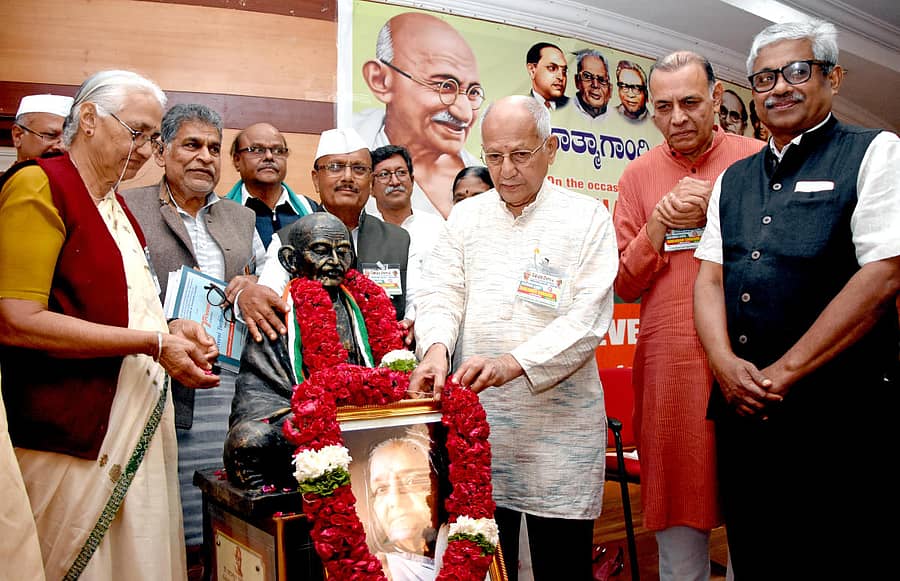 ಕಾರ್ಯಕ್ರಮದಲ್ಲಿ ಸಮಾಜವಾದಿ ಮುಖಂಡ ಮೈಕೆಲ್‌ ಬಿ. ಫರ್ನಾಂಡಿಸ್‌ ಅವರು ಕಸ್ತೂರ ಬಾ ಅವರ ಭಾವಚಿತ್ರಕ್ಕೆ ಹೂವಿನ ಹಾರ ಹಾಕಿದರು. (ಎಡದಿಂದ) ಬಿ.ಟಿ.ಲಲಿತಾ ನಾಯಕ್‌, ಪ್ರಾಧ್ಯಾಪಕ ರಾಜ್‌ಕುಮಾರ್‌ ಜೈನ್‌, ಸಮಾಜವಾದಿ ಮುಖಂಡ ಬಿ.ಆರ್‌. ಪಾಟೀಲ್‌, ಪ್ರಾಧ್ಯಾಪಕರಾದ ಪ್ರೊ.ಆನಂದ್ ಕುಮಾರ್, ವರ್ಗೀಸ್‌ ಜಾರ್ಜ್‌ ಇದ್ದಾರೆ