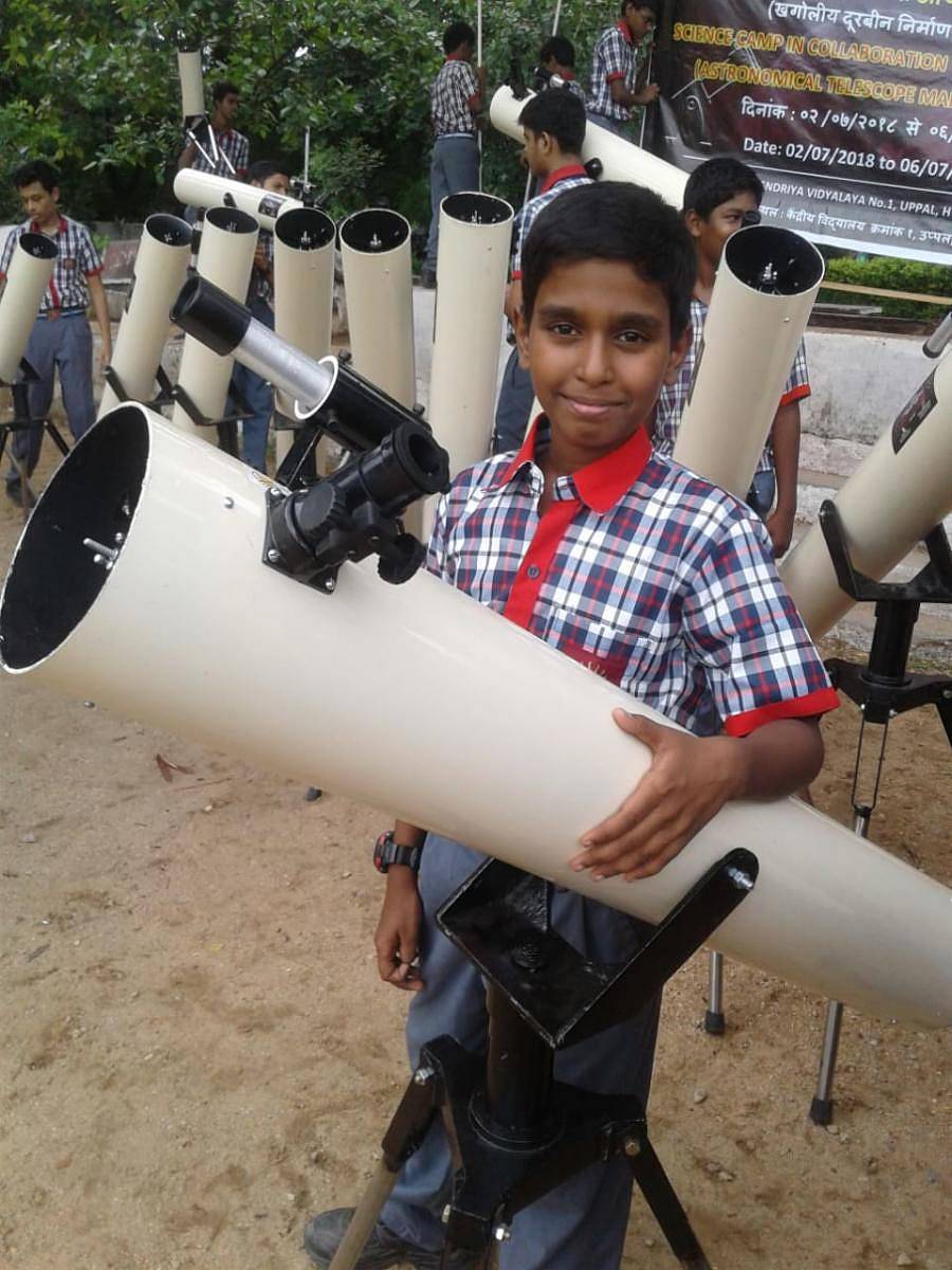 ತಾನೇ ತಯಾರಿಸಿದ ಬಯೋಸ್ಕೋಪ್ ಜತೆಗೆಕುಶಾಲ್ ಕುಮಾರ್ ಪೋಥುಲಾ