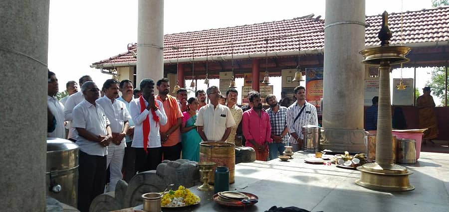 ಪುತ್ತೂರು ತಾಲ್ಲೂಕಿನ ಈಶ್ವರಮಂಗಲದ ಹನುಮಗಿರಿ ಪಂಚಮುಖಿ ಆಂಜನೇಯ ಕ್ಷೇತ್ರಕ್ಕೆ ಭಾನುವಾರ ಭೇಟಿ ನೀಡಿದ ರಾಜ್ಯ ಮುಜರಾಯಿ ಸಚಿವ ಕೋಟ ಶ್ರೀನಿವಾಸ ಪೂಜಾರಿ ಅವರು ಪಂಚಮುಖಿ ಆಂಜನೇಯ ಸನ್ನಿಧಿಯಲ್ಲಿ ಪ್ರಾರ್ಥನೆ ಸಲ್ಲಿಸಿದರು