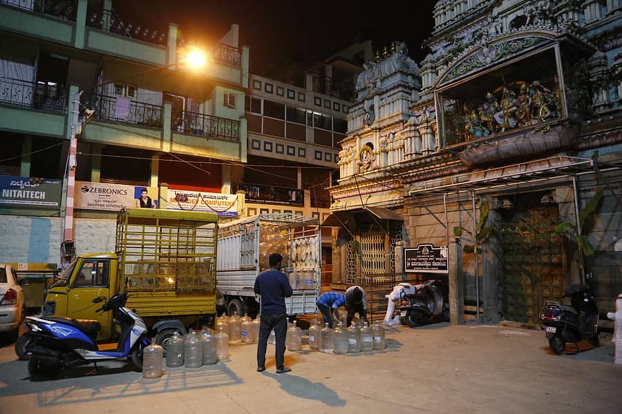 ಪಾರ್ಕಿಂಗ್ ತಾಣವಾಗಿರುವ ಧರ್ಮರಾಯಸ್ವಾಮಿ ದೇವಸ್ಥಾನದ ಅಂಗಳ