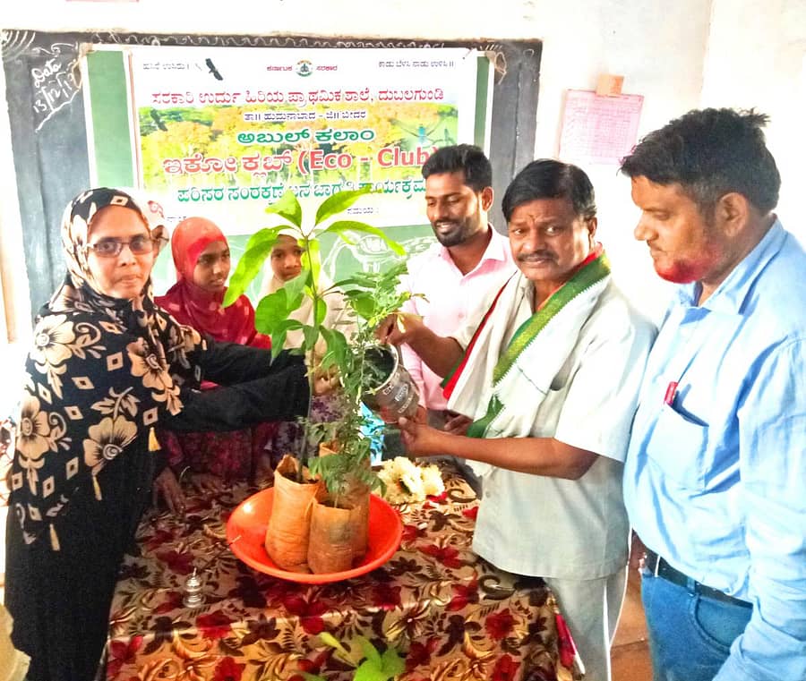 ಹುಮನಾಬಾದ್ನ ದುಬಲಗುಂಡಿ ಗ್ರಾಮದ ಉರ್ದು ಸರ್ಕಾರಿ ಹಿರಿಯ ಪ್ರಾಧಮಿಕ ಶಾಲೆಯಲ್ಲಿ ಶನಿವಾರ ನಡೆದ ಪರಿಸರ ಜಾಗೃತಿ ಕಾರ್ಯಕ್ರಮಕ್ಕೆ ಪರಿಸರವಾದಿ ಶೈಲೆಂದ್ರ ಕಾವಡಿ ಸಸಿಗೆ ನೀರು ಹಾಕುವ ಮೂಲಕ ಉದ್ಘಾಟಿಸಿದರು