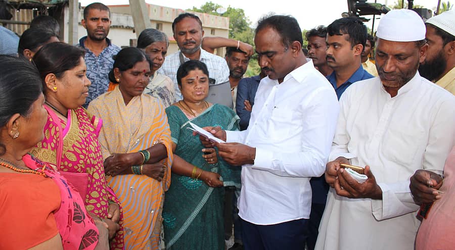 ಮಾಗಡಿ ಸುಗ್ಗನಹಳ್ಳಿ ಶಾರದಾ ಸ್ತ್ರೀಶಕ್ತಿ ಸಂಘದ ಅಧ್ಯಕ್ಷೆ ಸುಧಾ ಮತ್ತು ತಂಡದವರು ಶಾಸಕ ಎ.ಮಂಜುನಾಥ ಅವರಿಗೆ ಮನವಿ ಸಲ್ಲಿಸಿದರು. ರಾಧಾ.ಎಚ್‌.ಆರ್‌.ಇದ್ದರು