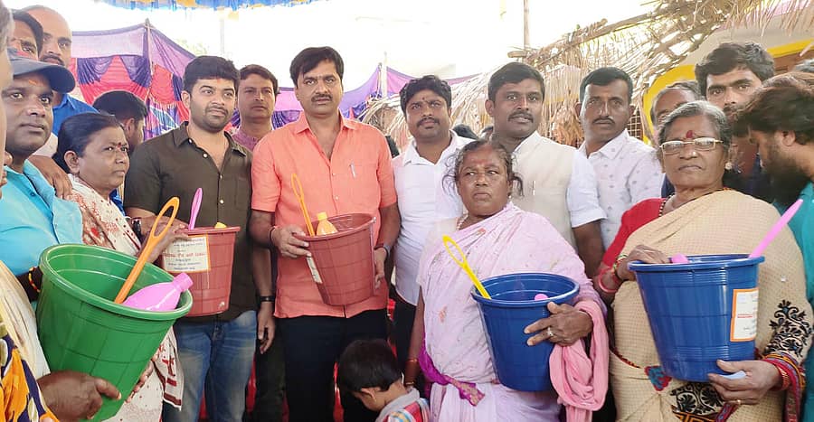 ವರದರಾಜುಗೌಡರವರ ಹುಟ್ಟುಹಬ್ಬದ ಅಂಗವಾಗಿ ಭಾನುವಾರ ಶೌಚಾಲಯ ಕಿಟ್ ಗಳನ್ನು ವಿತರಿಸಲಾಯಿತು