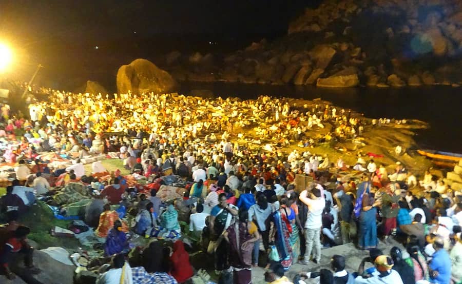 ವಿರೂಪಾಕ್ಷ ಹಾಗೂ ಪಂಪಾಂಬಿಕೆಯ ನಿಶ್ಚಿತಾರ್ಥವನ್ನು ಕಣ್ತುಂಬಿಕೊಳ್ಳಲು ತುಂಗಭದ್ರಾ ನದಿ ತಟದಲ್ಲಿರುವ ಹಂಪಿಯ ಚಕ್ರತೀರ್ಥದಲ್ಲಿ ಶನಿವಾರ ತಡರಾತ್ರಿ ಸೇರಿದ್ದ ಜನ