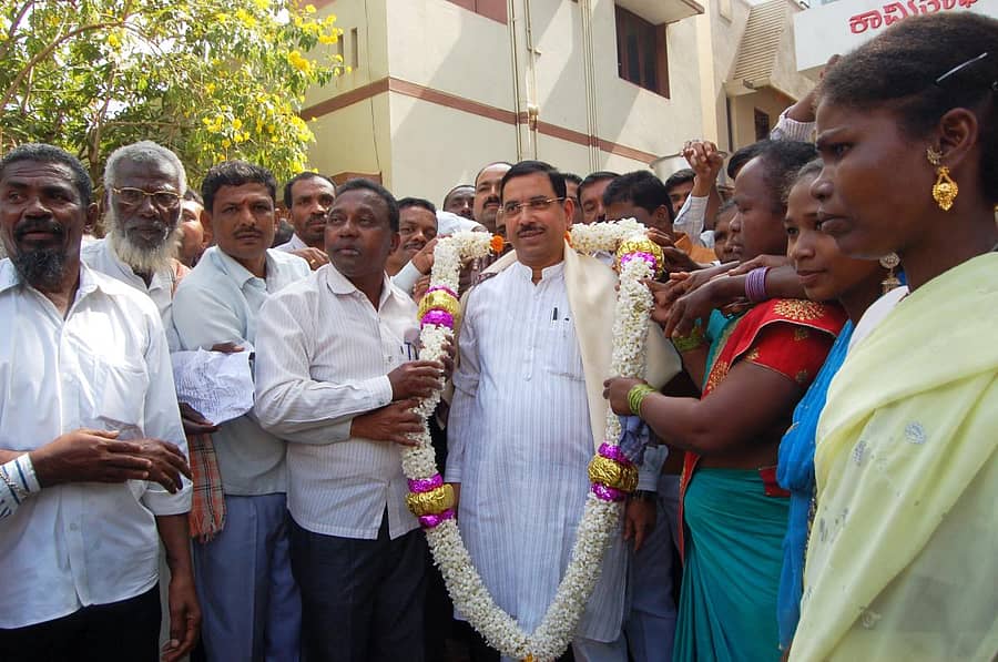 ಸಿದ್ದಿ ಬುಡಕಟ್ಟು ಜನಾಂಗವನ್ನು ಪರಿಶಿಷ್ಟ ಪಂಗಡಕ್ಕೆ ಸೇರ್ಪಡೆಗೆ ಕೇಂದ್ರ ಸರ್ಕಾರ ಮಸೂದೆ ಮಂಡಿಸಿರುವುದನ್ನು ಸ್ವಾಗತಿಸಿ ಸಿದ್ದಿ ಸಮಾಜದ ಮುಖಂಡರು ಭಾನುವಾರ ಹುಬ್ಬಳ್ಳಿಯಲ್ಲಿ ಕೇಂದ್ರ ಸಚಿವ ಪ್ರಹ್ಲಾದ ಜೋಶಿ ಅವರನ್ನು ಅಭಿನಂದಿಸಿದರು –ಪ್ರಜಾವಾಣಿ ಚಿತ್ರ