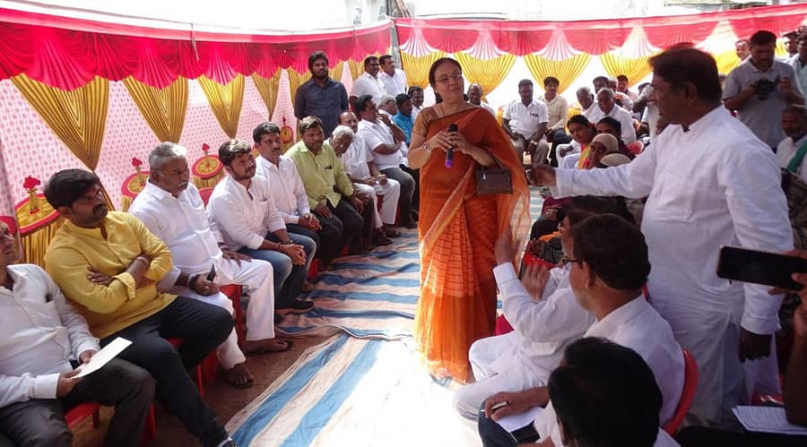 ಹೊಸಪೇಟೆಯಲ್ಲಿ ಭಾನುವಾರ ನಡೆದ ಕಾಂಗ್ರೆಸ್ ಸಭೆಯಲ್ಲಿ ಸಭಿಕರ ಸಾಲಿನಲ್ಲಿ ಕುಳಿತಿದ್ದ ಸತ್ಯನಾರಾಯಣ ಅವರು ಎದ್ದು ನಿಂತು ಪಕ್ಷದ ಮುಖಂಡರನ್ನು ತರಾಟೆಗೆ ತೆಗೆದುಕೊಂಡರು