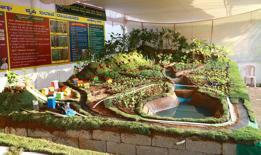 ರಾಯಚೂರಿನಲ್ಲಿ ನಡೆದ ಕೃಷಿಮೇಳದಲ್ಲಿ ಕೃಷಿ ಇಲಾಖೆಯಿಂದ ಜಲಾನಯನ ಯೋಜನೆ ಮೂಲಕ ಮಳೆನೀರು–ಮಣ್ಣು ಸಂರಕ್ಷಣೆ ಕುರಿತು ಪ್ರಾತ್ಯಕ್ಷಿಕೆ ವ್ಯವಸ್ಥೆ ಮಾಡಲಾಗಿದೆ