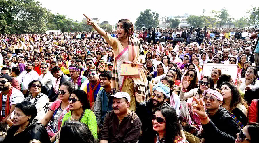 ಪೌರತ್ವ (ತಿದ್ದುಪಡಿ) ಕಾಯ್ದೆ ವಿರೋಧಿಸಿ ಅಸ್ಸಾಂನ ನಟಿ ಬರ್ಸಾ ರಾಣಿ ಹಾಗೂ ಇತರರು ಗುವಾಹಟಿಯಲ್ಲಿ ಭಾನುವಾರ ಪ್ರತಿಭಟನೆ ನಡೆಸಿದರು