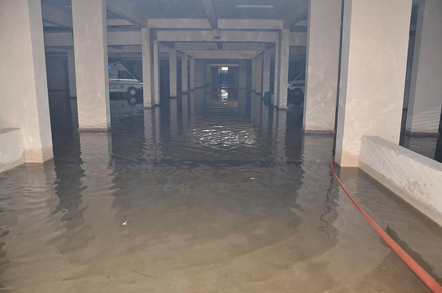 ಮಳೆಗಾಲದಲ್ಲಿ ಮಡುಗಟ್ಟು ನೀರಿನಿಂದಾಗಿ ಕೆರೆಯಂತಾಗುವ ಜಿಲ್ಲಾ ಆಸ್ಪತ್ರೆಯ ನೆಲಮಹಡಿಯ ಚಿತ್ರಣ