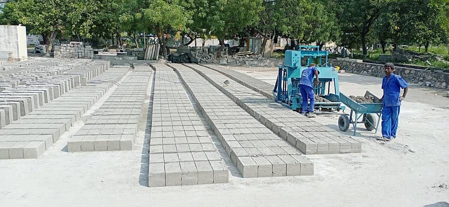 ರಾಯಚೂರಿನ ಕ್ಯಾಸುಟೆಕ್ ಘಟಕದಲ್ಲಿ ಸಿಮೆಂಟ್ಗೆ ಬದಲು ಜಿಯೋ ಪಾಲಿಮರ್ ಕಾಂಕ್ರಿಟ್ನಿಂದ ಇಟ್ಟಿಗೆಗಳನ್ನು ಸಿದ್ಧ ಮಾಡುತ್ತಿರುವುದು