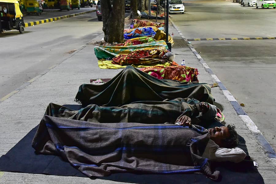 ನಮ್ಮ ನಗರ ನಮ್ಮ ಧ್ವನಿಗಾಗಿ... ಕ್ರಾಂತಿವೀರ ಸಂಗೊಳ್ಳಿ ರಾಯಣ್ಣ ರೈಲು ನಿಲ್ದಾಣದಲ್ಲಿ ಮಲಗಿರುವ ನಿರಾಶ್ರಿತರು –ಪ್ರಜಾವಾಣಿ ಚಿತ್ರ/ಇರ್ಷಾದ್ ಮಹಮ್ಮದ್