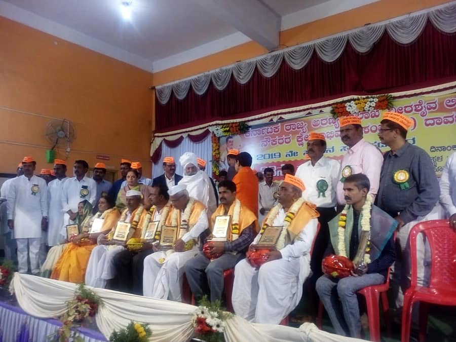 ಕಲಬುರ್ಗಿಯಲ್ಲಿ ನಡೆದ ಕರ್ನಾಟಕ ಅರಣ್ಯ ಇಲಾಖೆ ವೀರಶೈವ ಲಿಂಗಾಯತ ನೌಕರರ ಕ್ಷೇಮಾಭಿವೃದ್ಧಿ ಸಂಘದ ಸರ್ವ ಸದಸ್ಯರ 23ನೇ ವಾರ್ಷಿಕ ಮಹಾಸಭೆ ಕಾರ್ಯಕ್ರಮದಲ್ಲಿ ವಿವಿಧ ಕ್ಷೇತ್ರಗಳ ಸಾಧಕರಿಗೆ ಸನ್ಮಾನ ಮಾಡಲಾಯಿತು